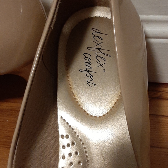 Dexflex comfort nude heels. - Picture 2 of 4